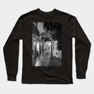 The Arco de Almedina in old Coimbra - BW Long Sleeve T-Shirt